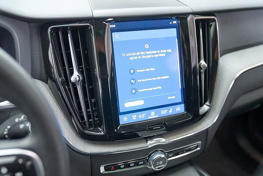 Certified 2025 Volvo XC60 B5 Plus AWD/4WD image 16