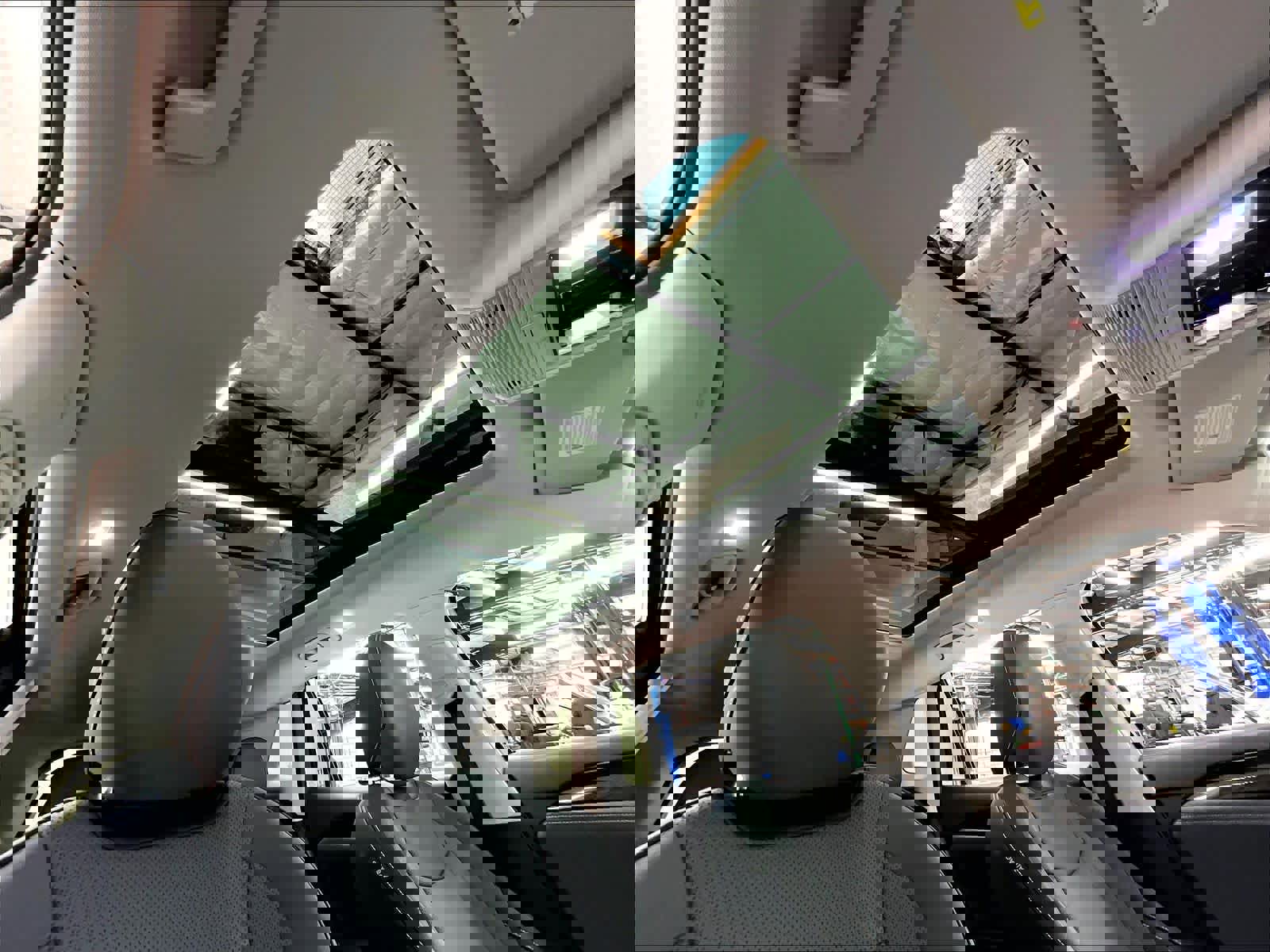 Used 2025 Volkswagen Tiguan SE w/ Panoramic Sunroof Package image 25