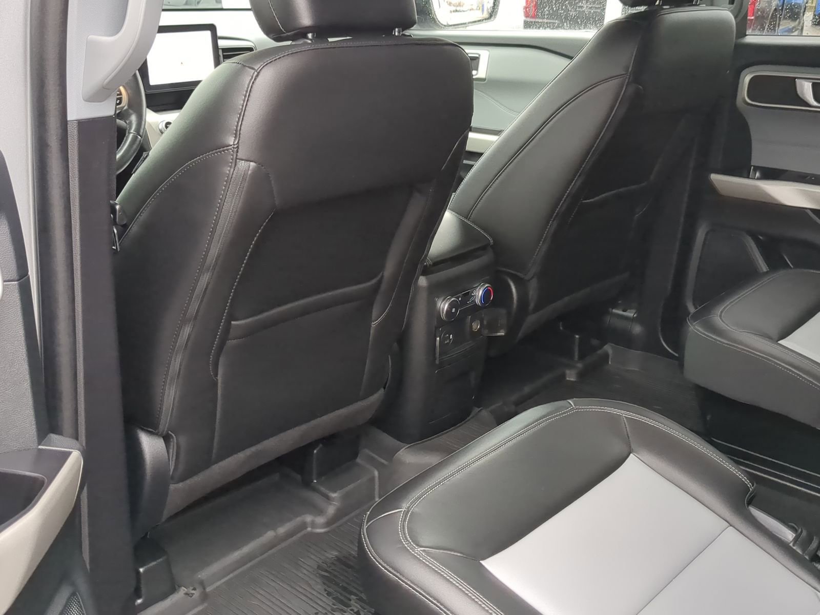 Used 2022 Ford Explorer XLT w/ Equipment Group 202A AWD/4WD image 24