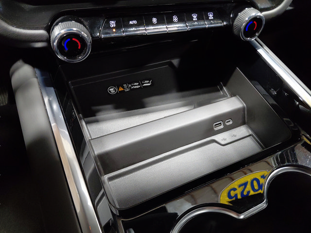 Certified 2025 Chevrolet Suburban Z71 AWD/4WD image 32