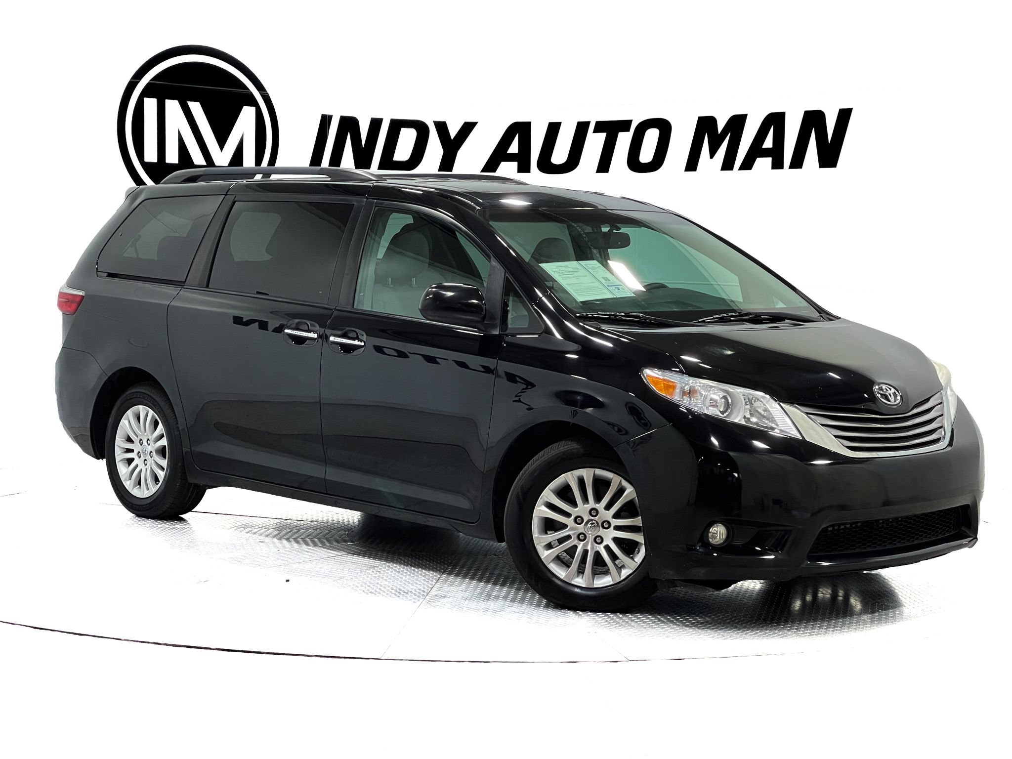 Used 2017 Toyota Sienna XLE w/ XLE Navigation Package FWD image 2