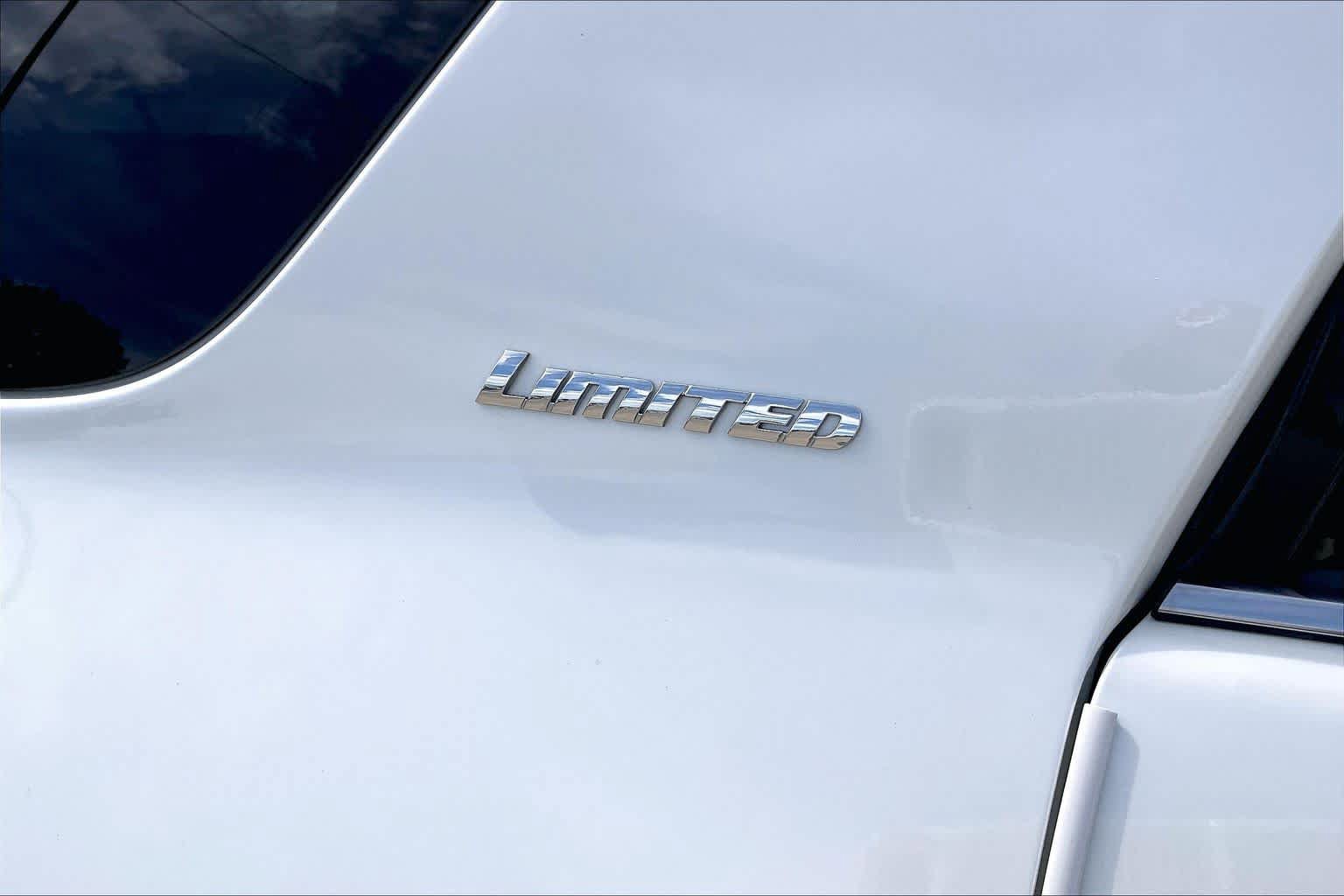 Used 2018 Toyota 4Runner Limited AWD/4WD image 6