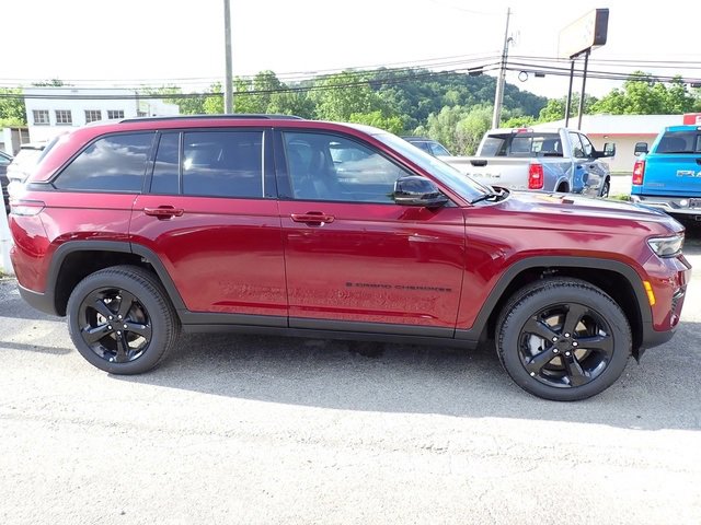 New 2025 Jeep Grand Cherokee Limited w/ Black Appearance Package image 8