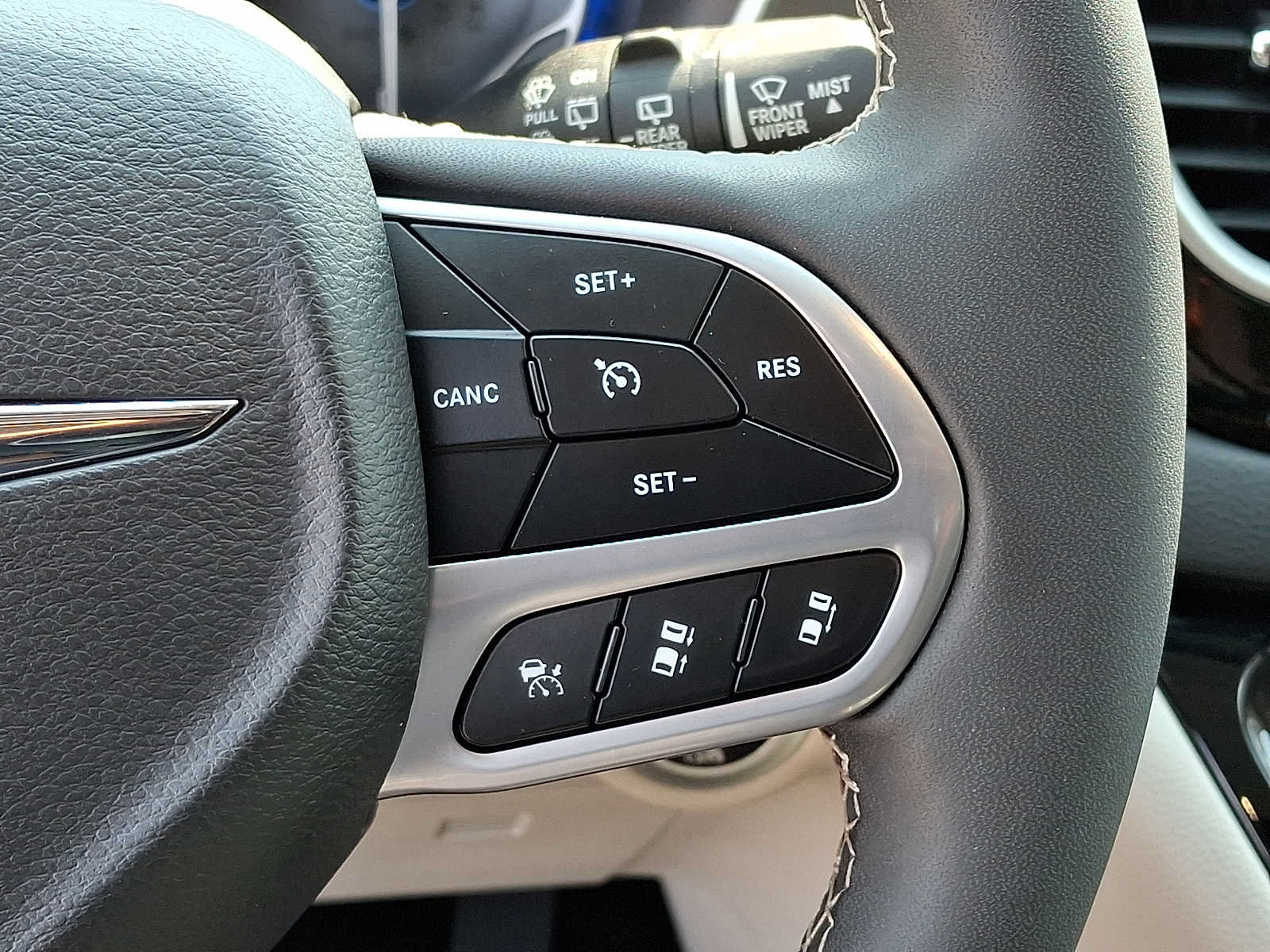 Certified 2023 Chrysler Pacifica Touring-L FWD image 25