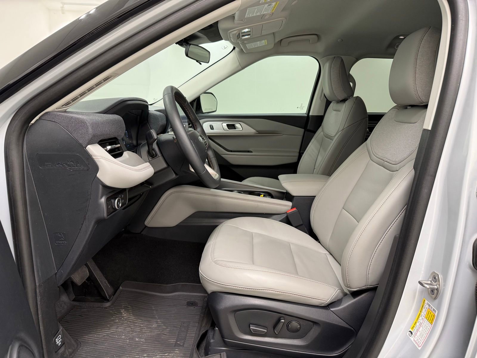 Used 2025 Ford Explorer Active w/ Active Comfort Package RWD image 13