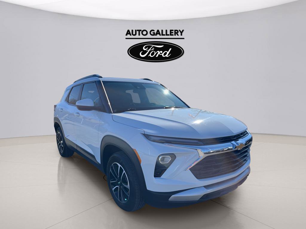 Used 2025 Chevrolet TrailBlazer LT AWD/4WD image 3