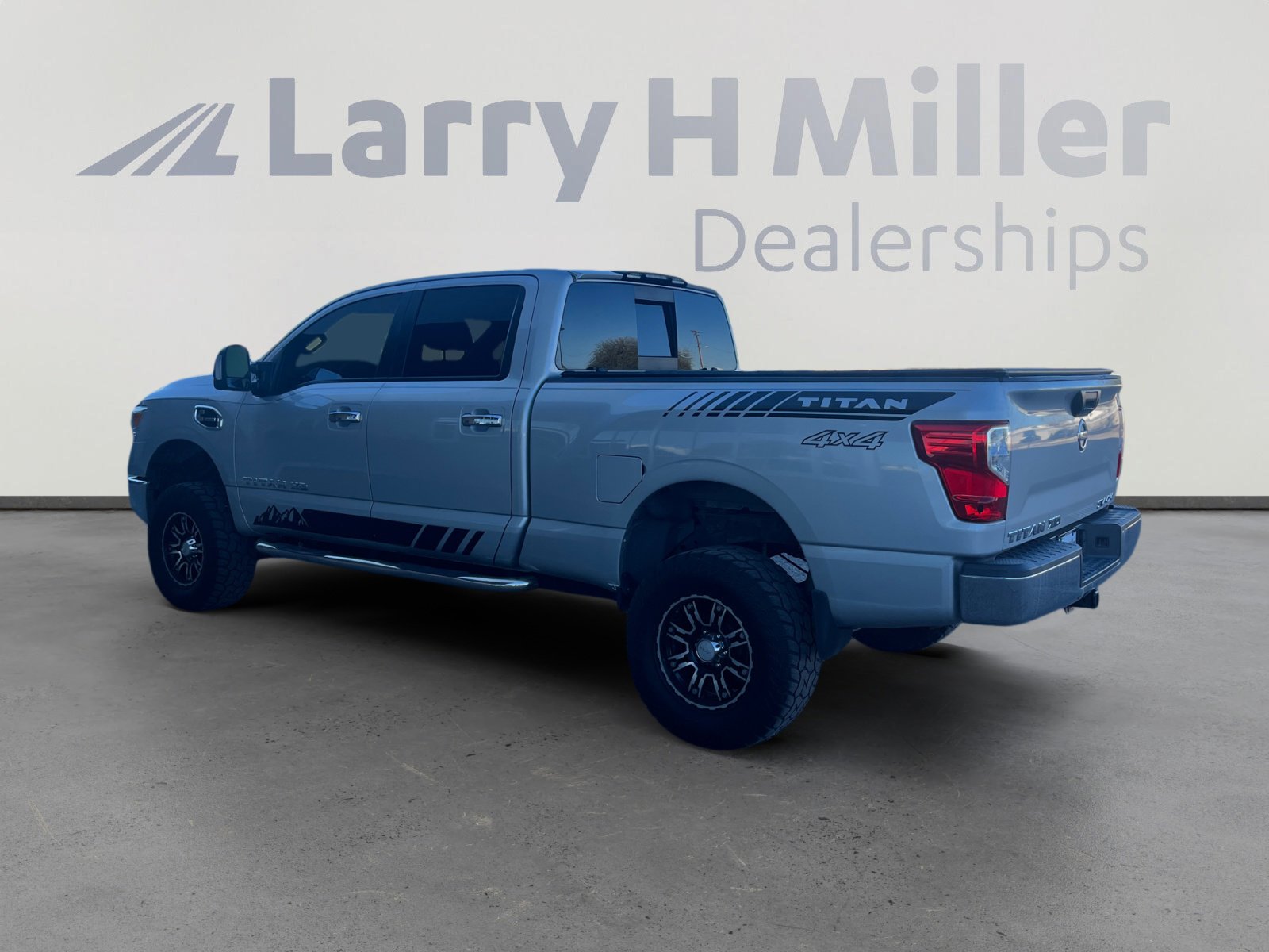 Used 2017 Nissan Titan SV image 3