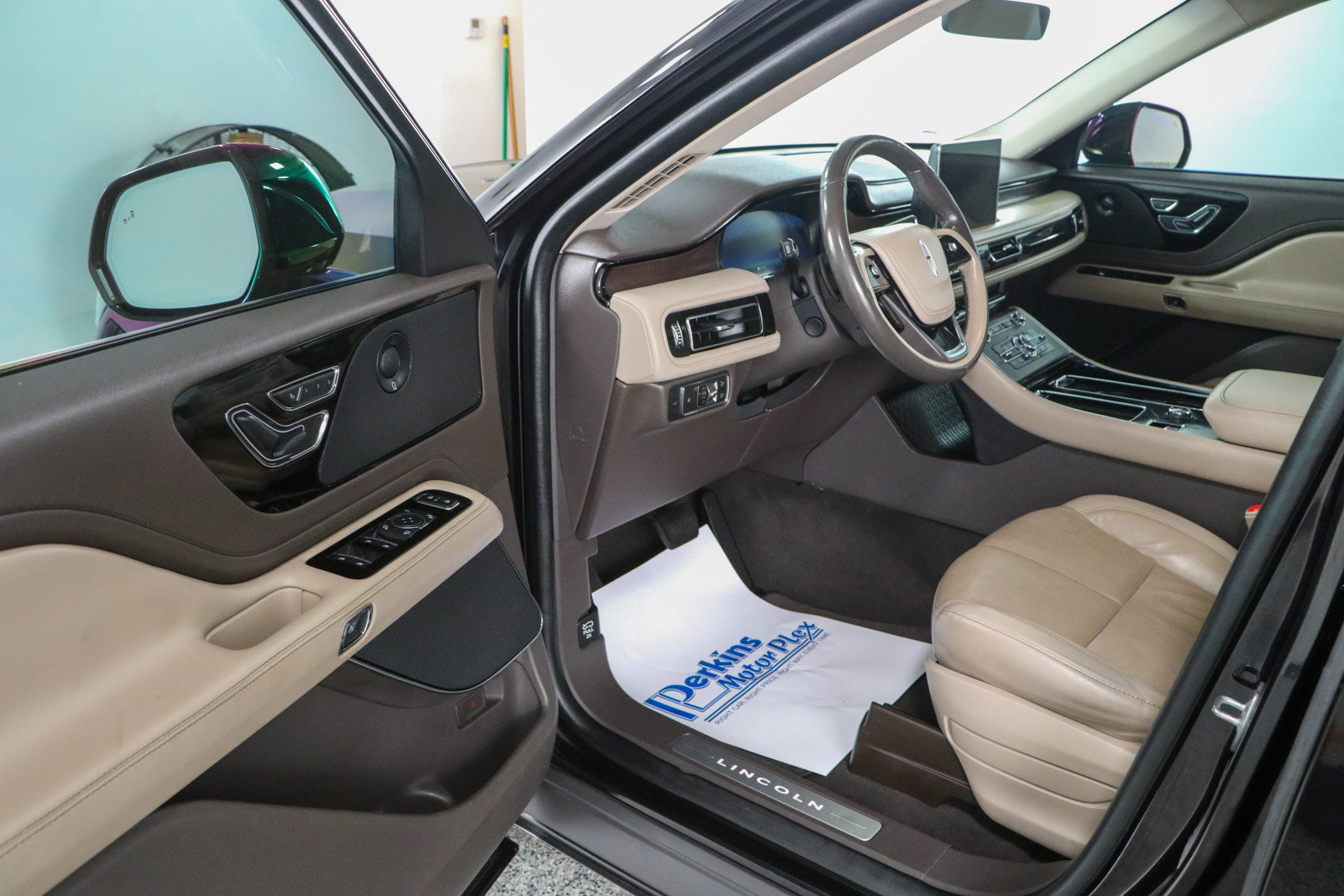 Used 2023 Lincoln Aviator Reserve w/ Equipment Group 201A RWD image 3