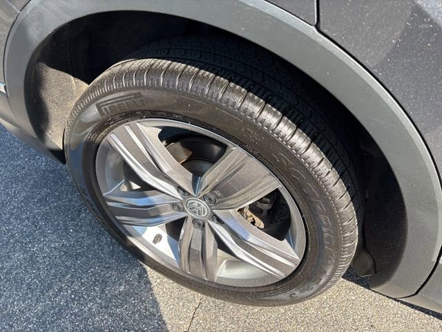 Used 2021 Volkswagen Tiguan SEL AWD/4WD image 25
