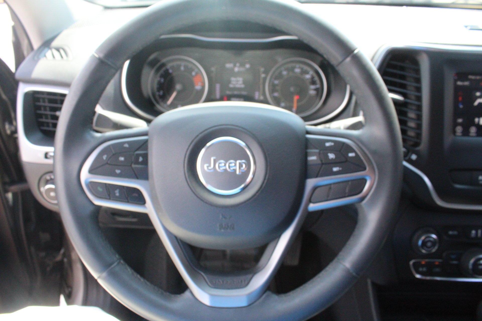 Used 2020 Jeep Cherokee Latitude Plus FWD image 15