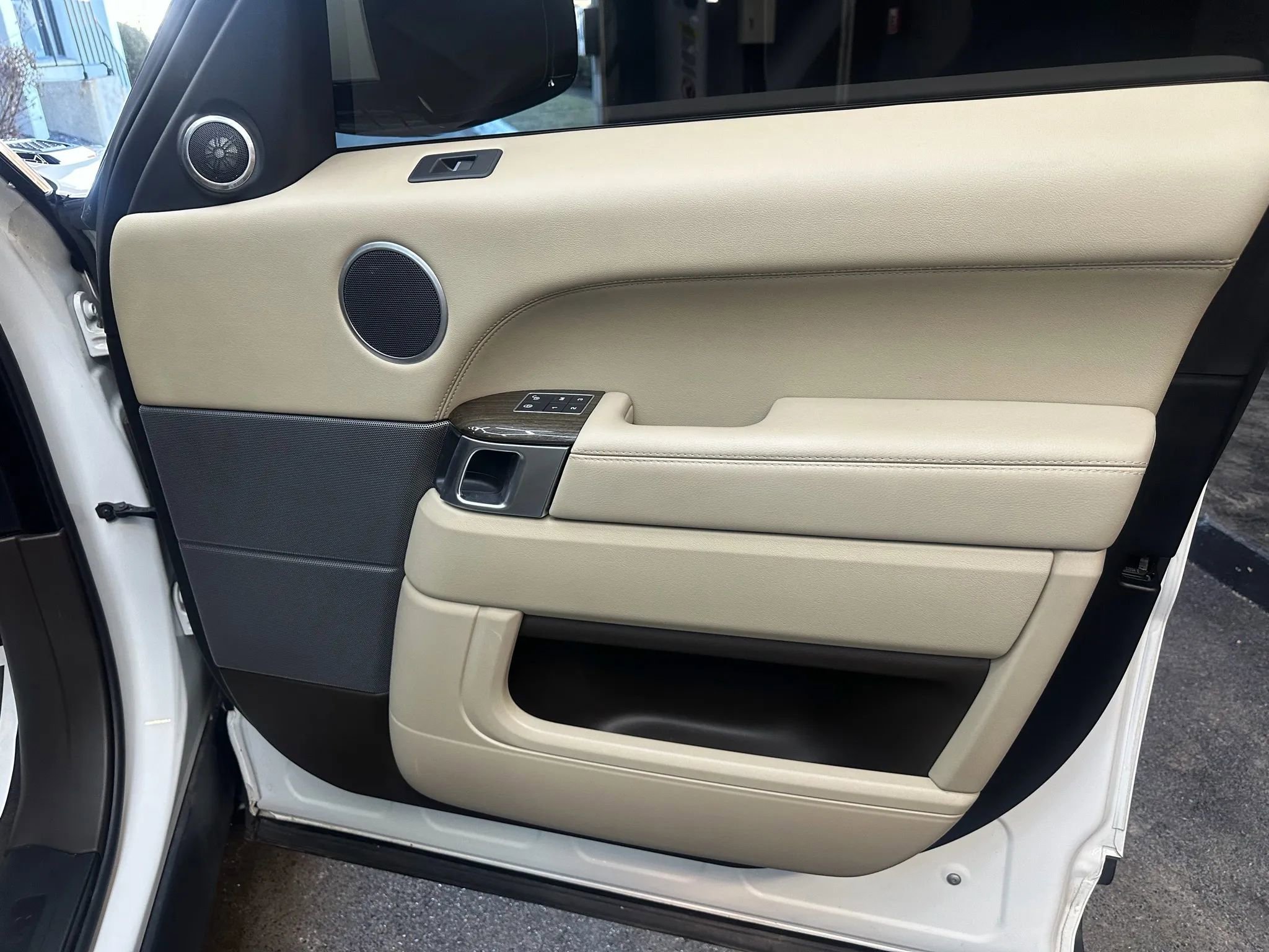 Used 2016 Land Rover Range Rover Sport SE image 30