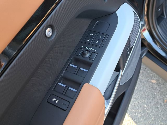 Used 2024 Land Rover Defender 110 S image 21