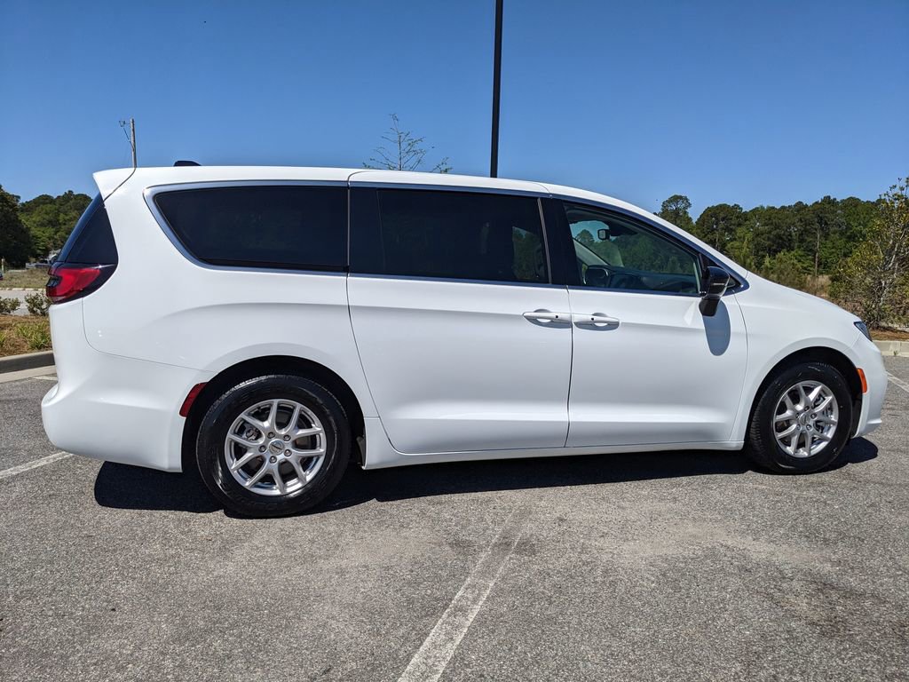 Used 2024 Chrysler Pacifica Touring-L image 10