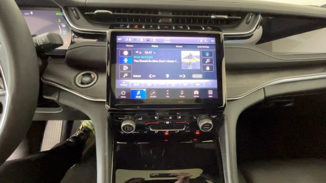 Used 2023 Jeep Grand Cherokee Overland w/ Luxury Tech Group IV AWD/4WD image 30