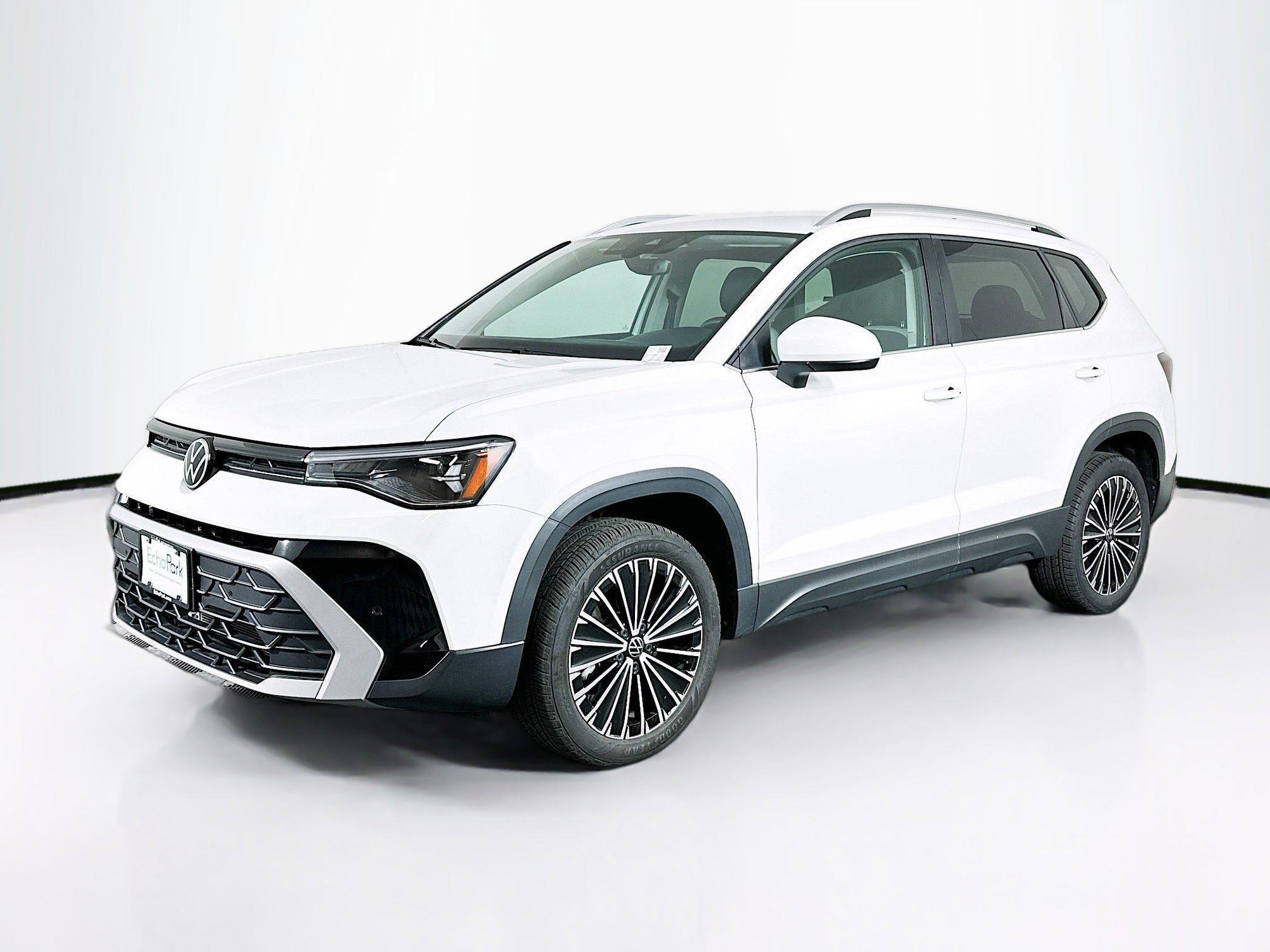 Used 2025 Volkswagen Taos SE FWD image 3