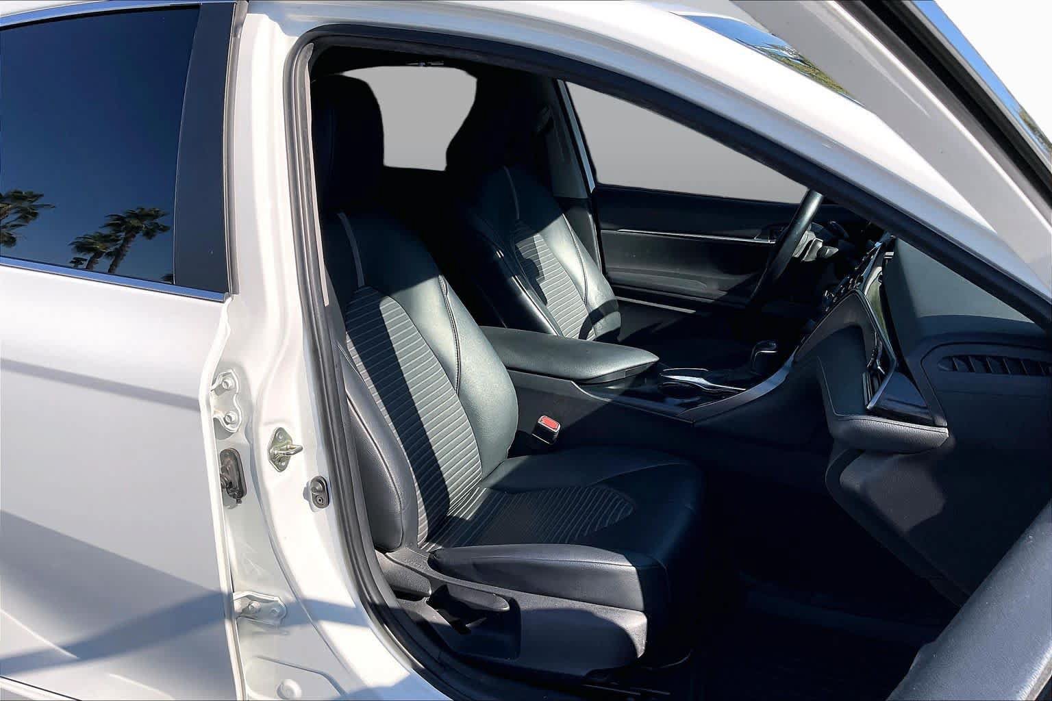Used 2020 Toyota Camry SE FWD image 8