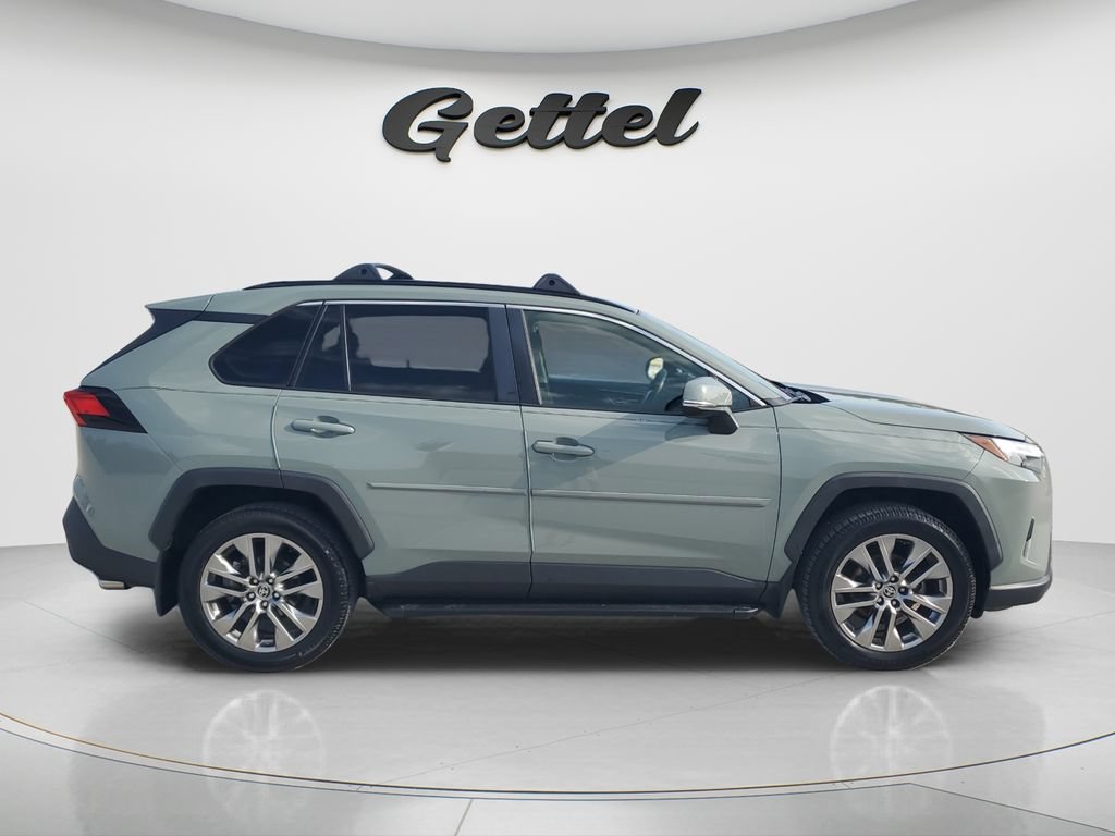 Used 2022 Toyota RAV4 XLE Premium AWD/4WD image 4