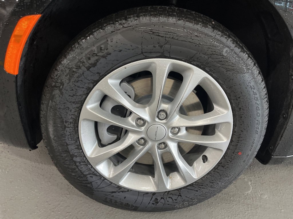 New 2027 Chrysler Pacifica Select AWD/4WD image 6