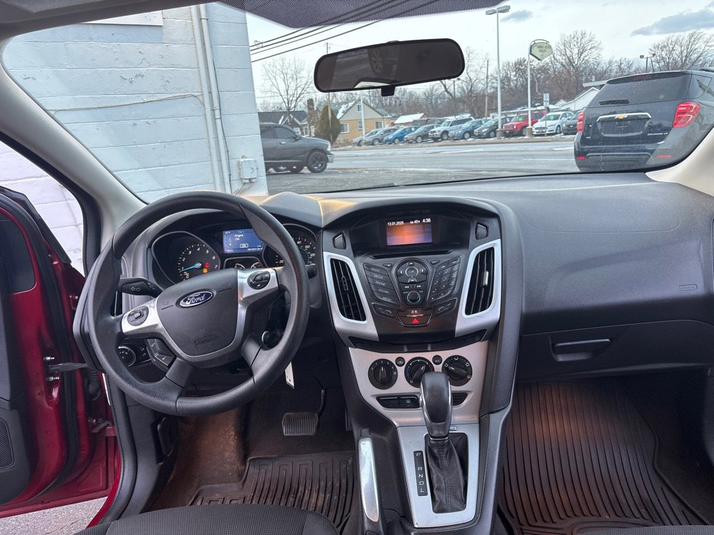 Used 2014 Ford Focus SE w/ SE Winter Package image 9