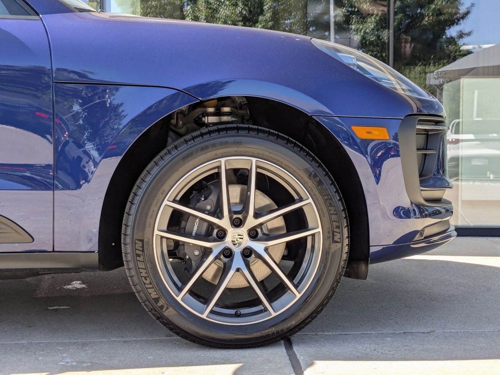 Certified 2025 Porsche Macan AWD/4WD image 11