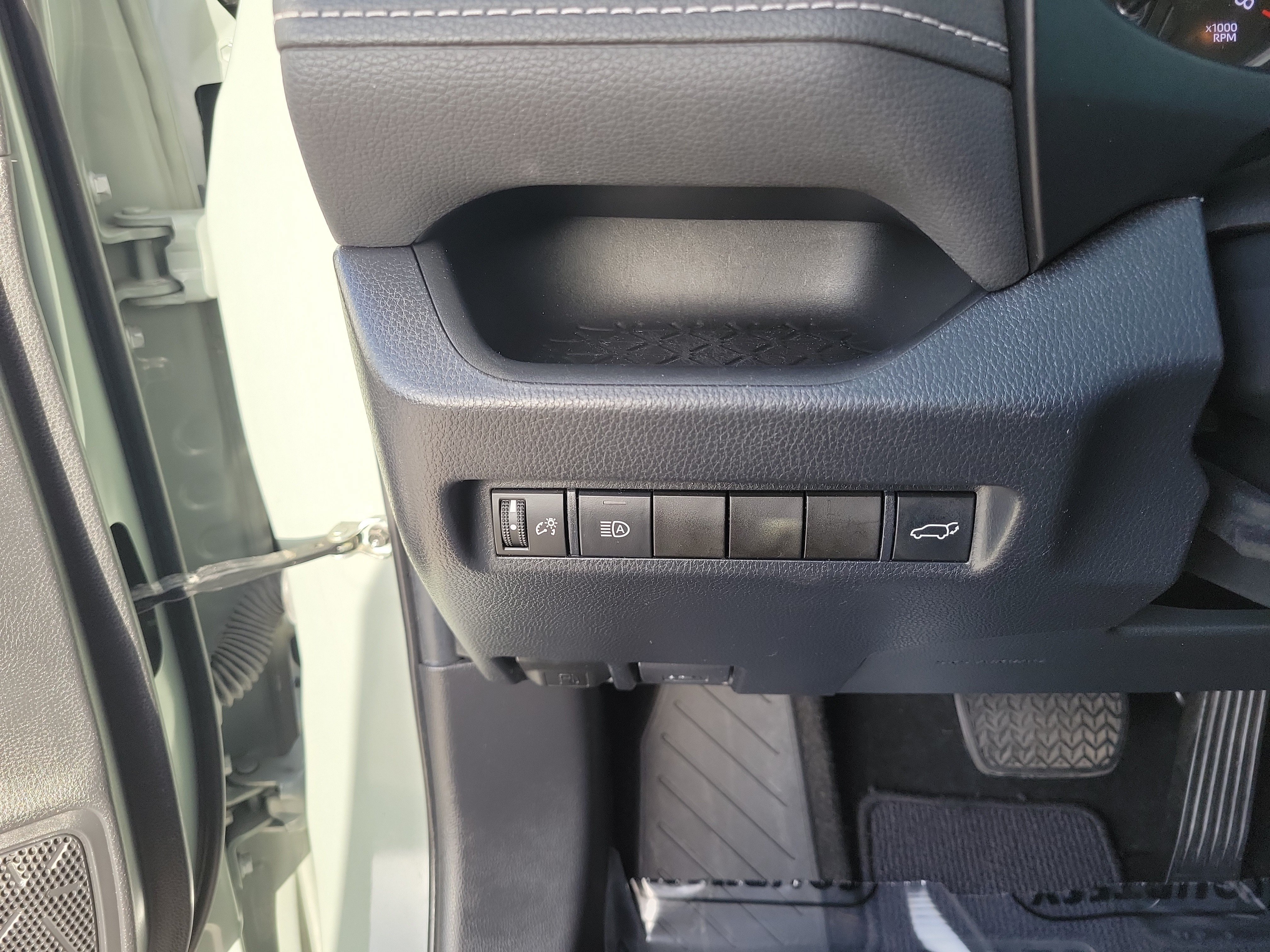 Used 2020 Toyota RAV4 XLE w/ Convenience Package FWD image 26