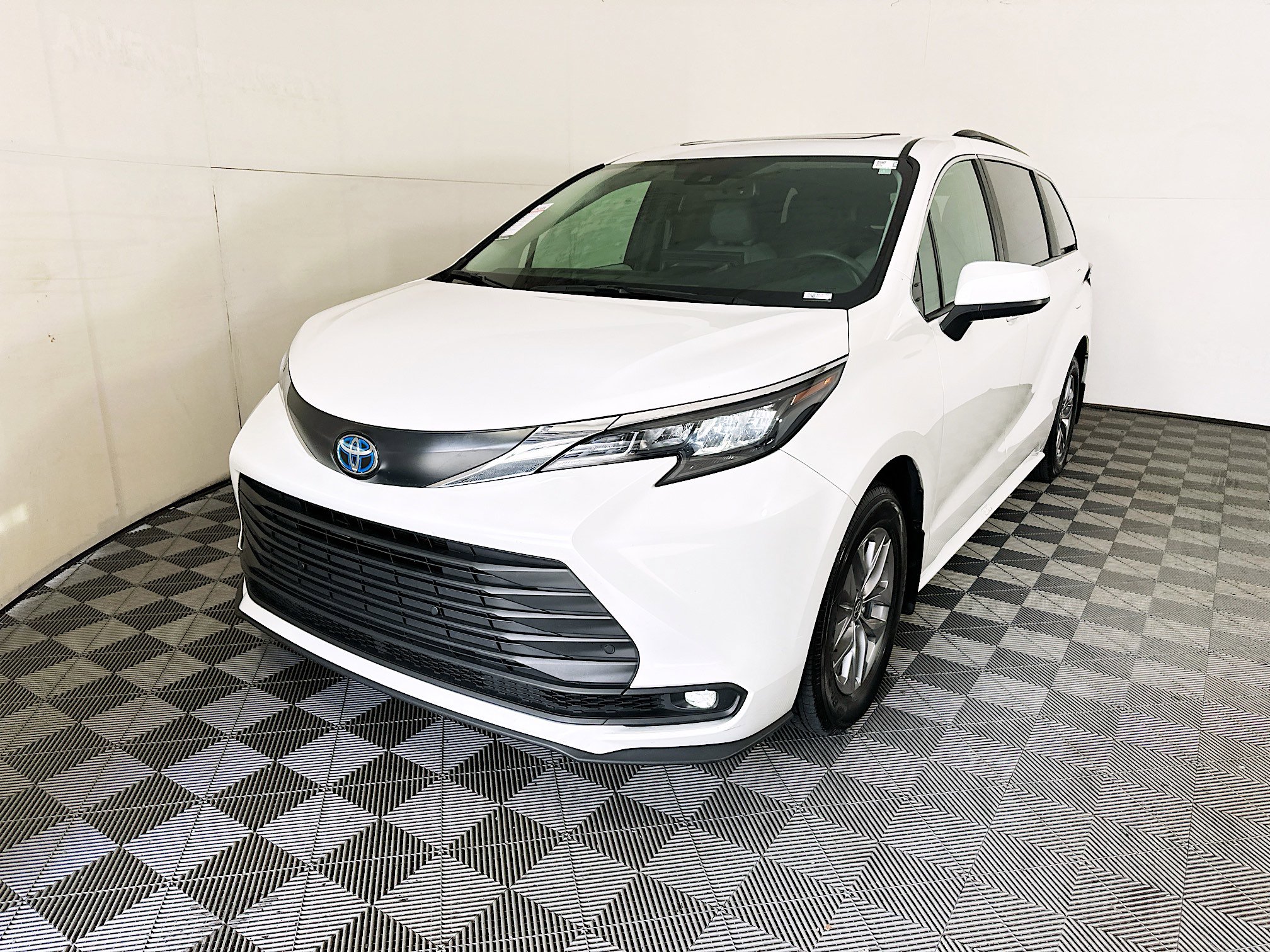 Used 2025 Toyota Sienna XLE FWD image 7