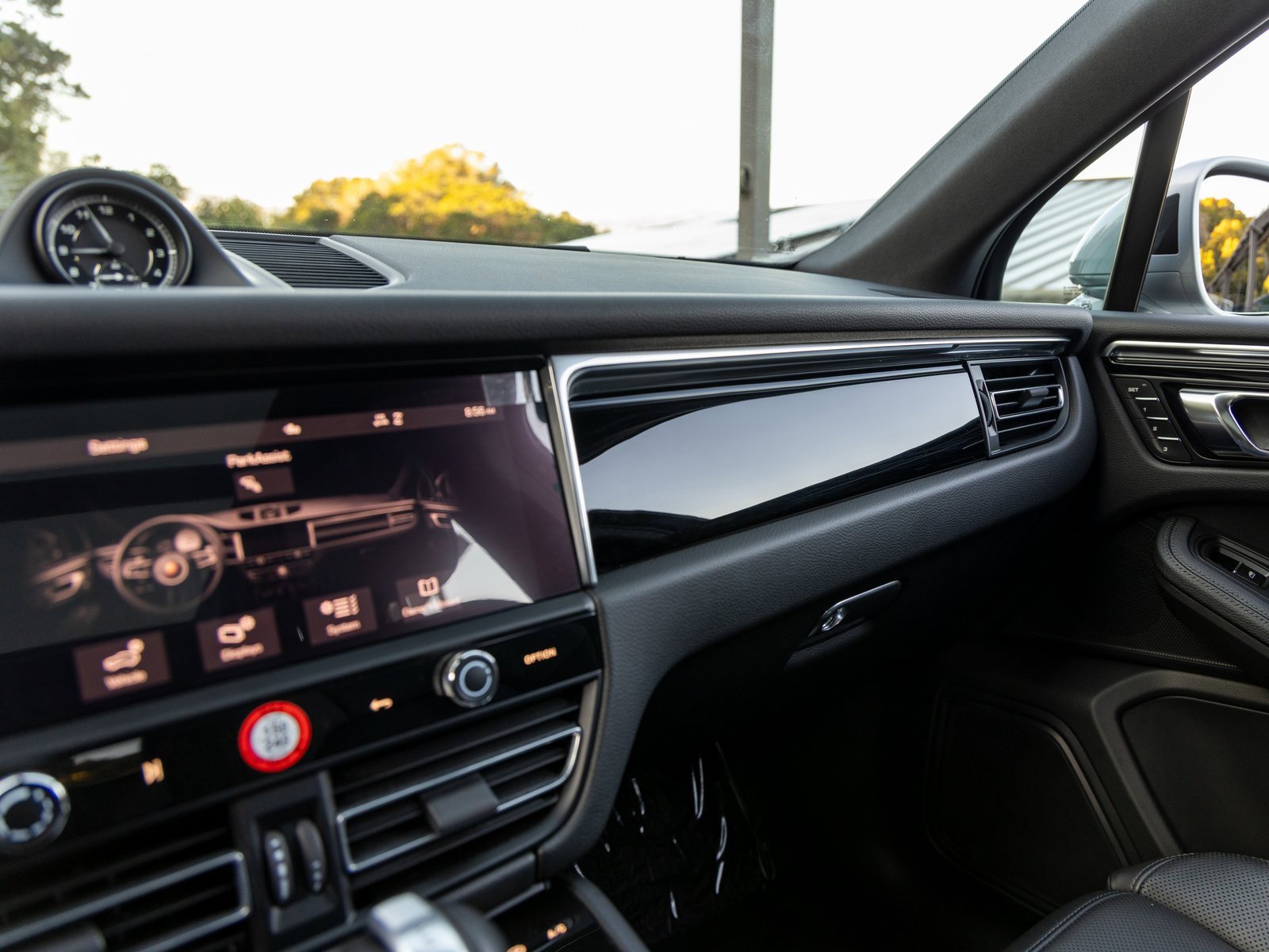 Certified 2025 Porsche Macan image 33