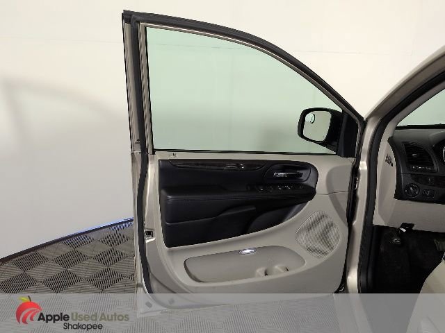 Used 2016 Dodge Grand Caravan SXT FWD image 13