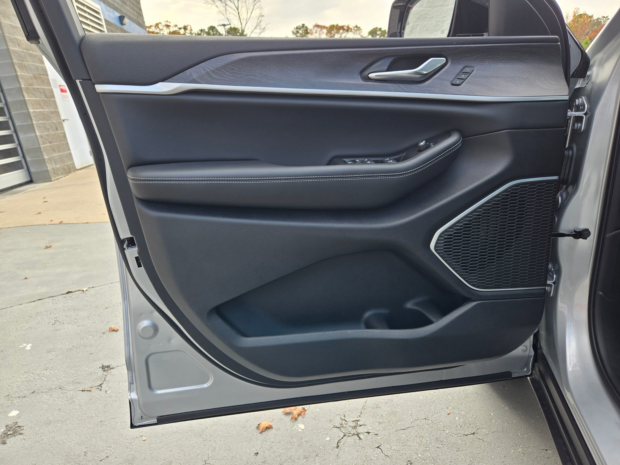 New 2025 Jeep Grand Cherokee L Limited w/ Luxury Tech Group II image 18