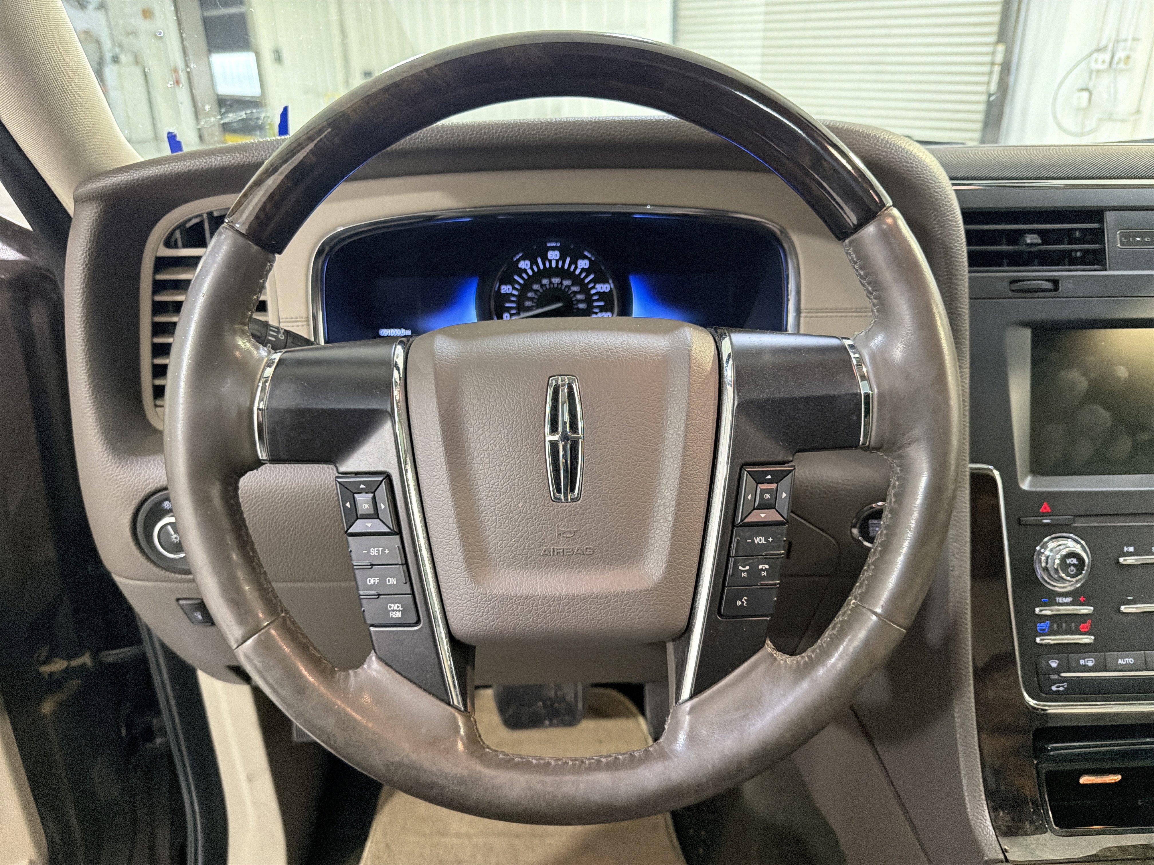 Used 2015 Lincoln Navigator 2WD image 17