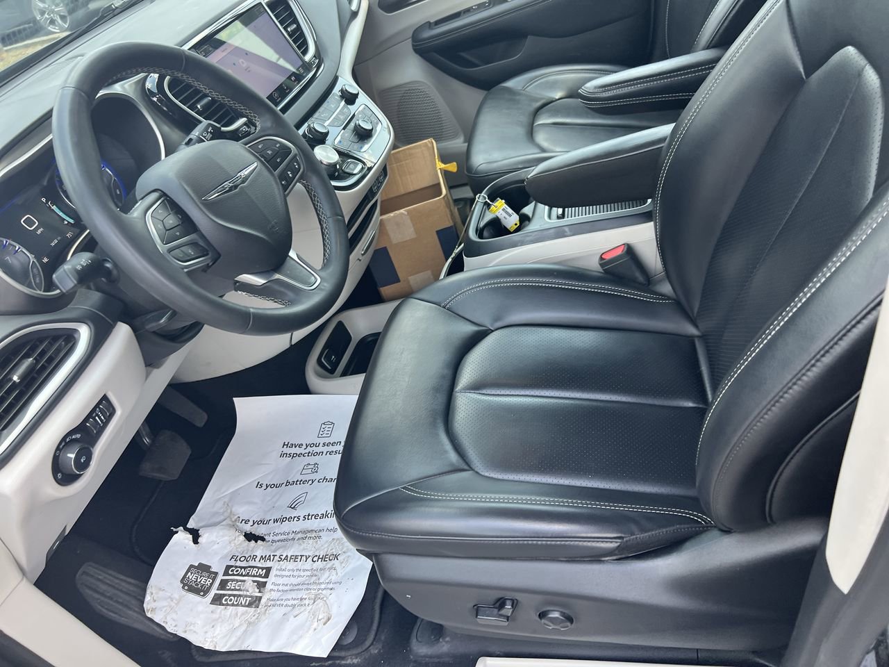 Used 2023 Chrysler Pacifica Touring-L FWD image 16