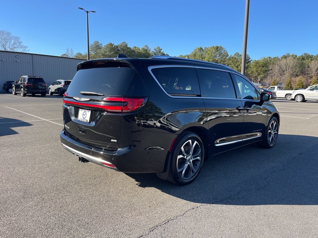 Used 2024 Chrysler Pacifica Pinnacle w/ Trailer Tow Group AWD/4WD image 5