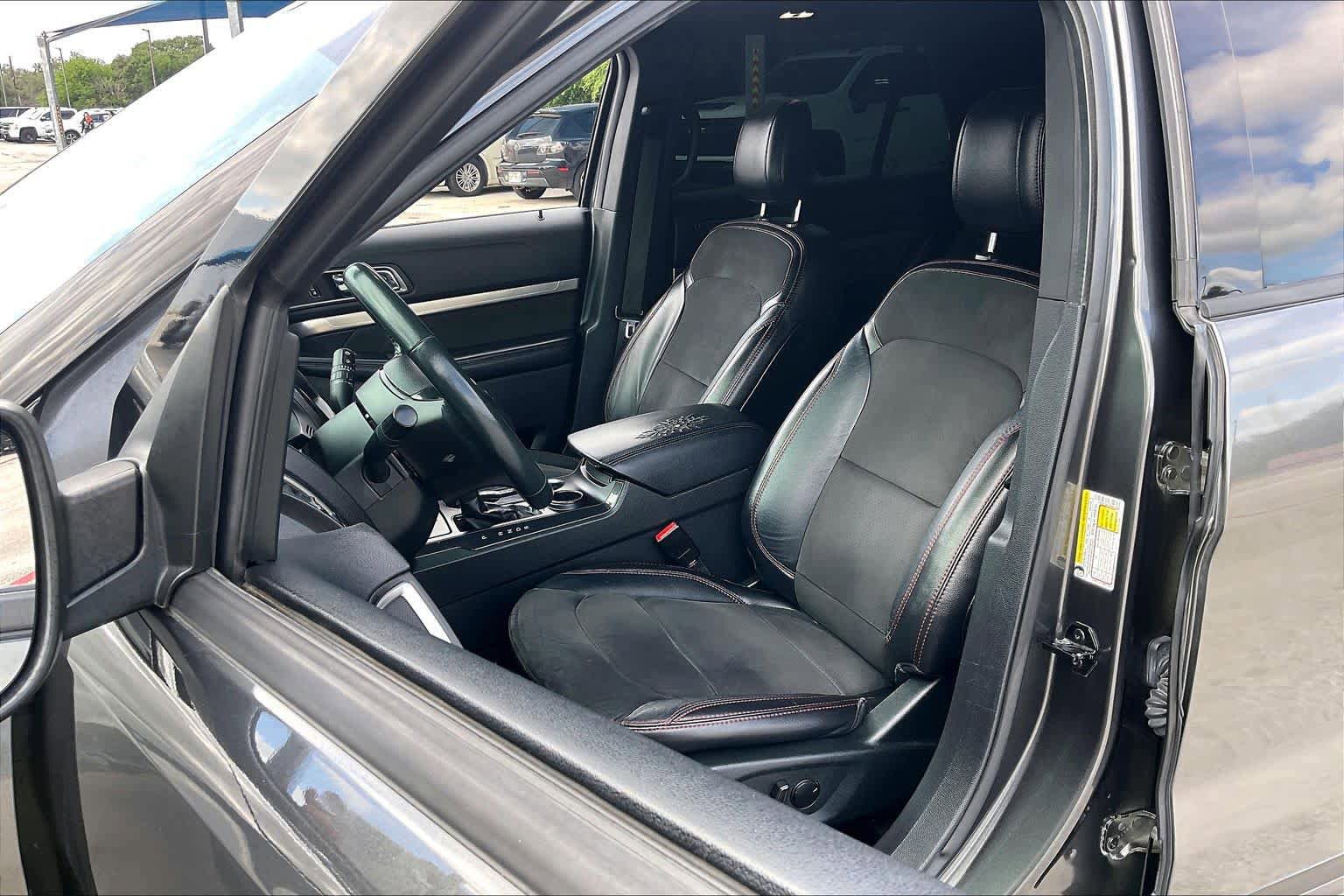 Used 2019 Ford Explorer XLT w/ Equipment Group 202A FWD image 9
