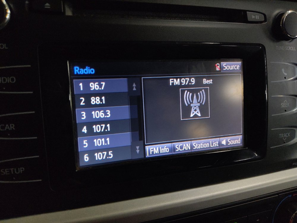 Used 2018 Toyota Highlander LE image 25