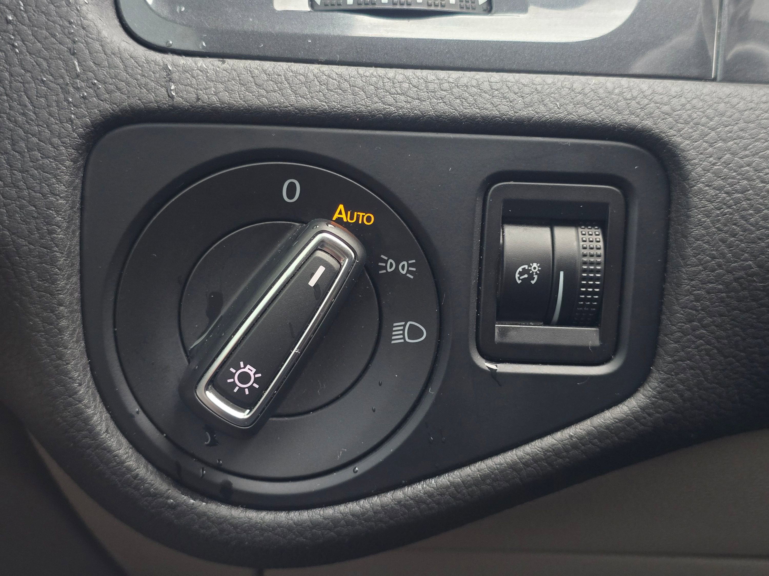 Used 2018 Volkswagen Golf SE image 35