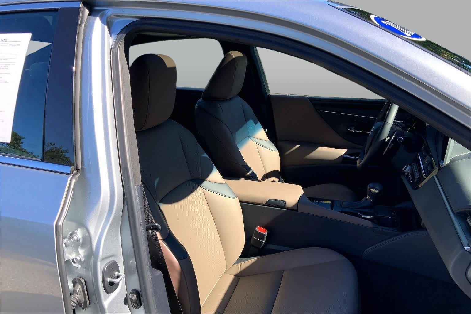 Used 2025 Lexus ES 350 w/ Premium Package FWD image 8