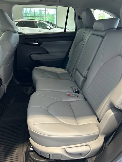 Used 2021 Toyota Highlander XLE AWD/4WD image 19