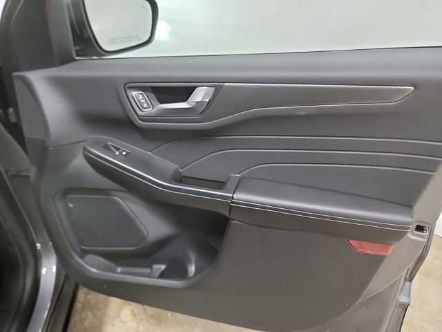 New 2025 Ford Escape SE w/ Class II Trailer Tow Package image 32
