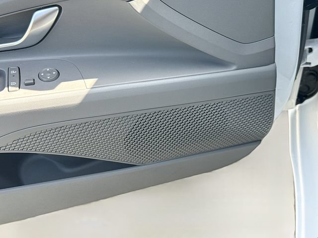 Certified 2025 Hyundai Elantra SEL FWD image 18