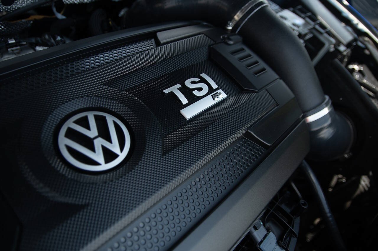 Used 2015 Volkswagen Golf R 4-Door AWD/4WD image 26