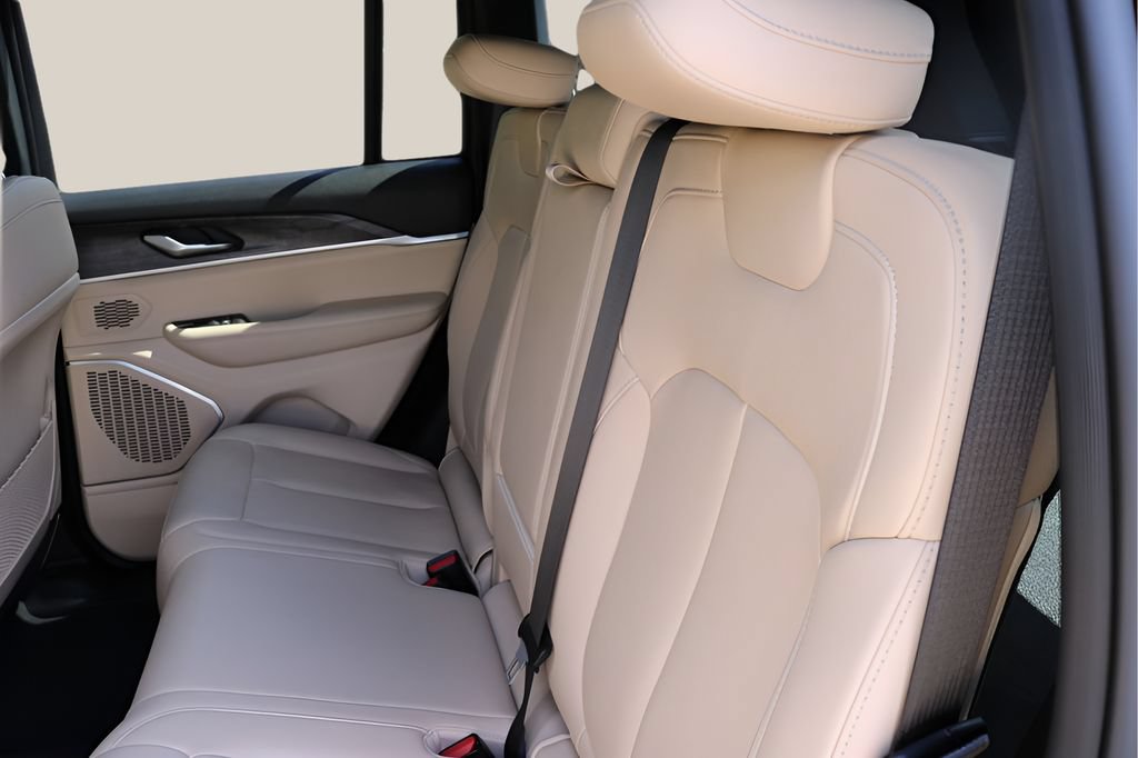 Used 2023 Jeep Grand Cherokee Limited RWD image 16