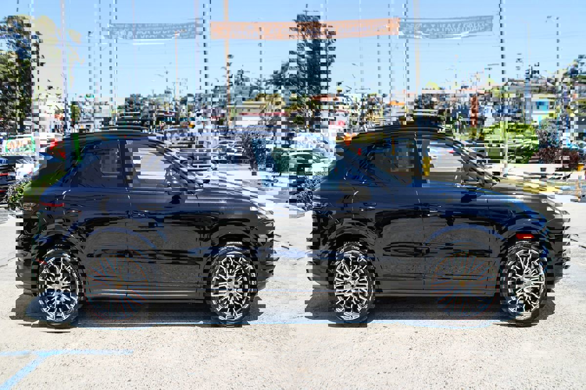 Used 2023 Porsche Cayenne Platinum Edition image 7