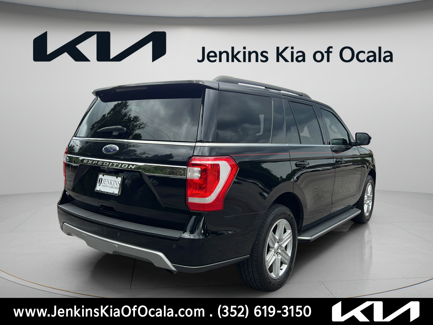 Used 2018 Ford Expedition XLT w/ Equipment Group 202A RWD image 3