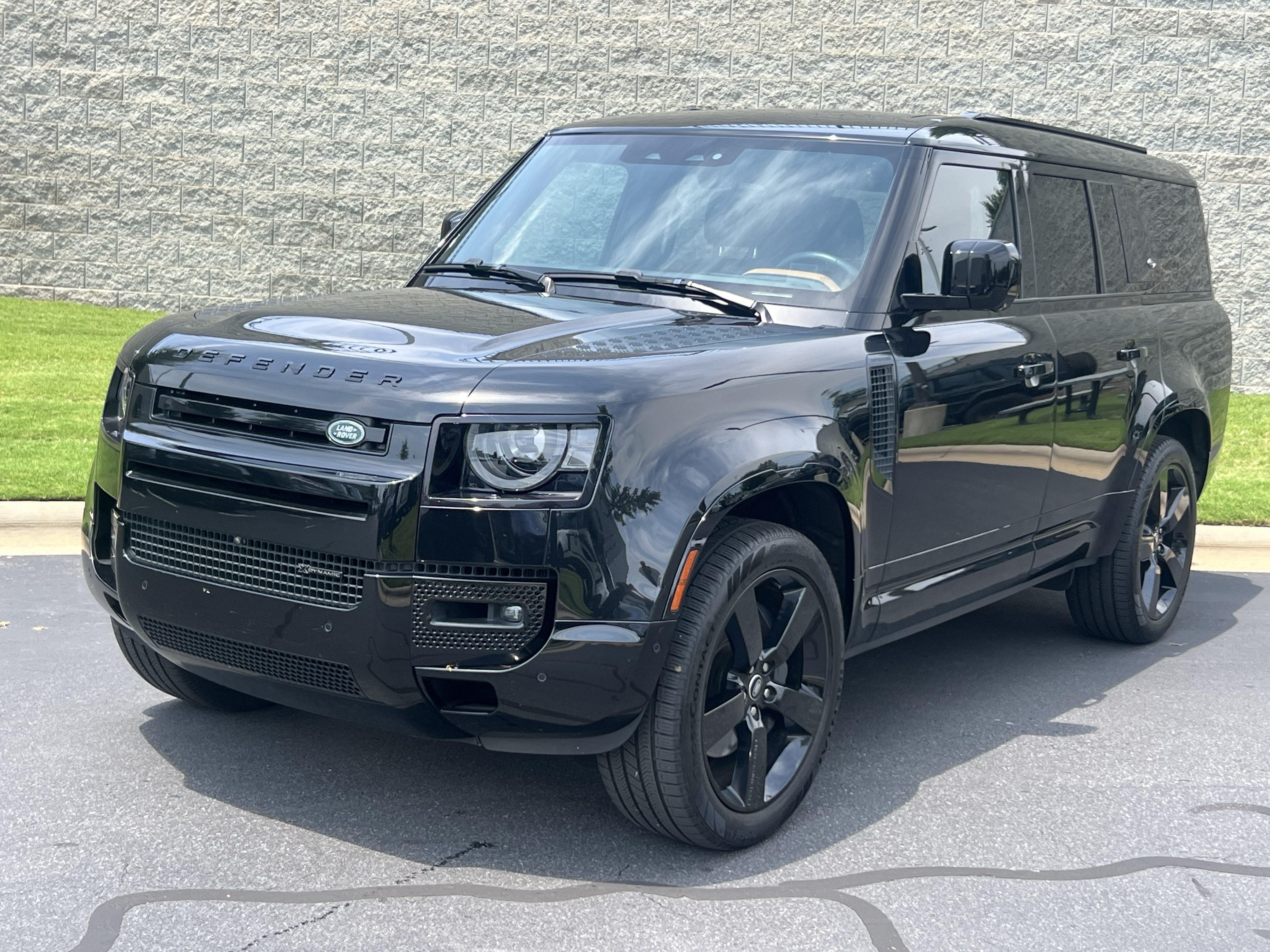 Used 2023 Land Rover Defender 130 X-Dynamic SE AWD/4WD image 2