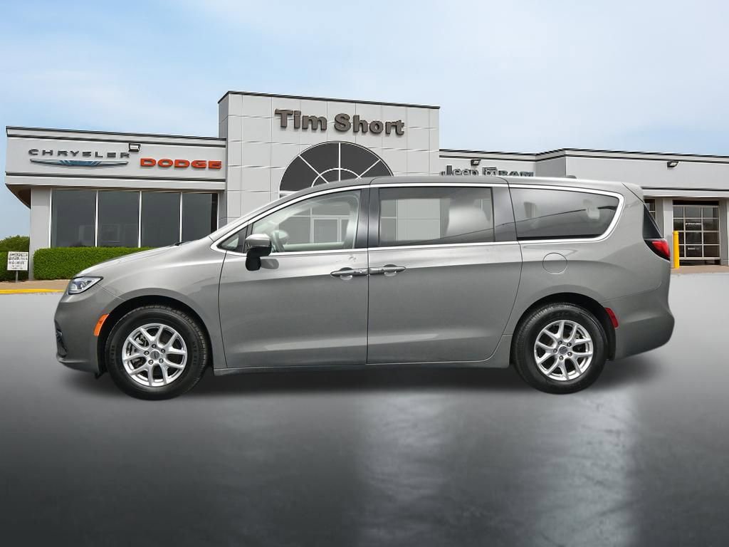 Used 2023 Chrysler Pacifica Touring-L FWD image 2