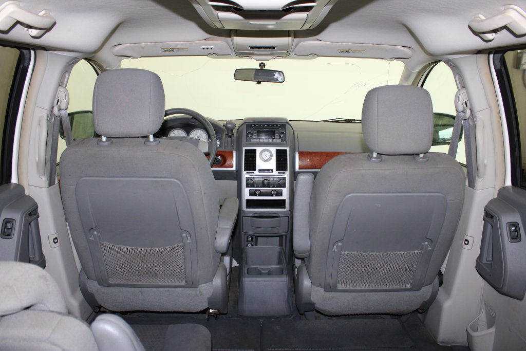 Used 2009 Chrysler Town & Country Touring FWD image 11