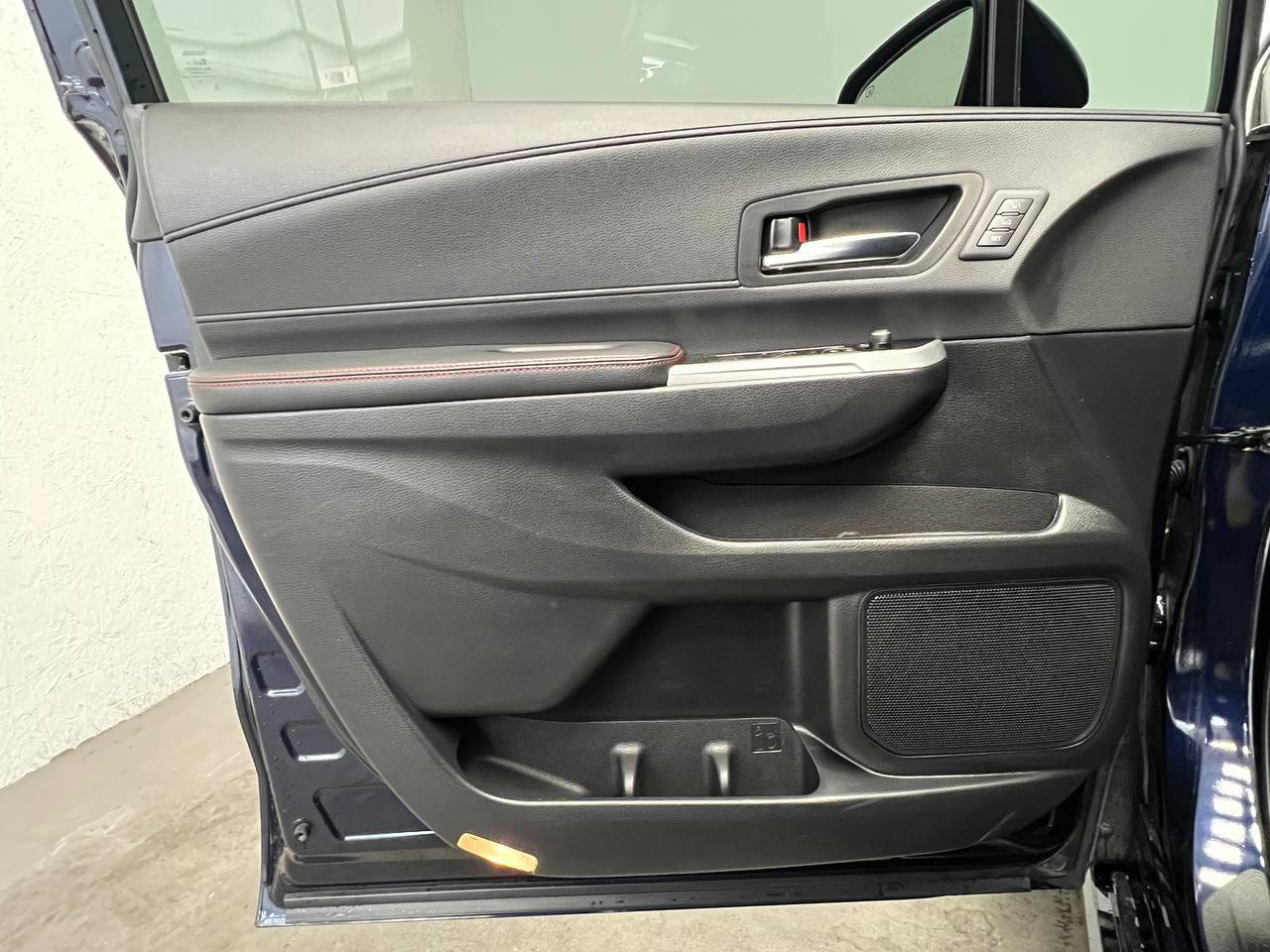 Used 2025 Toyota Sienna XSE w/ XSE Premium Package FWD image 7