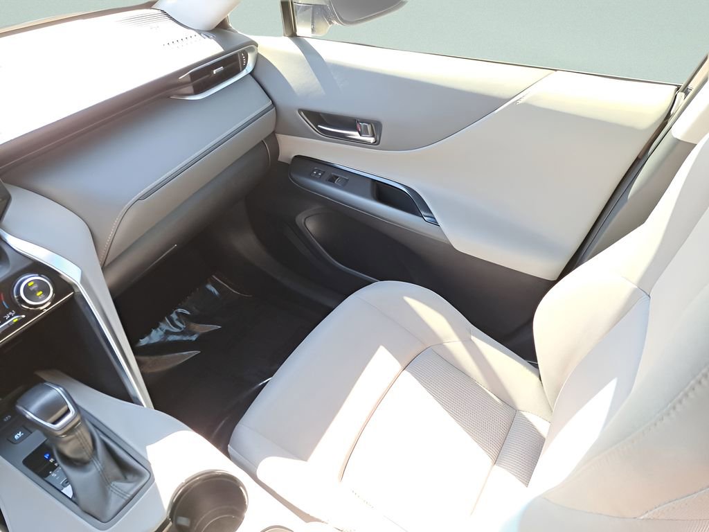 Used 2022 Toyota Venza LE image 13