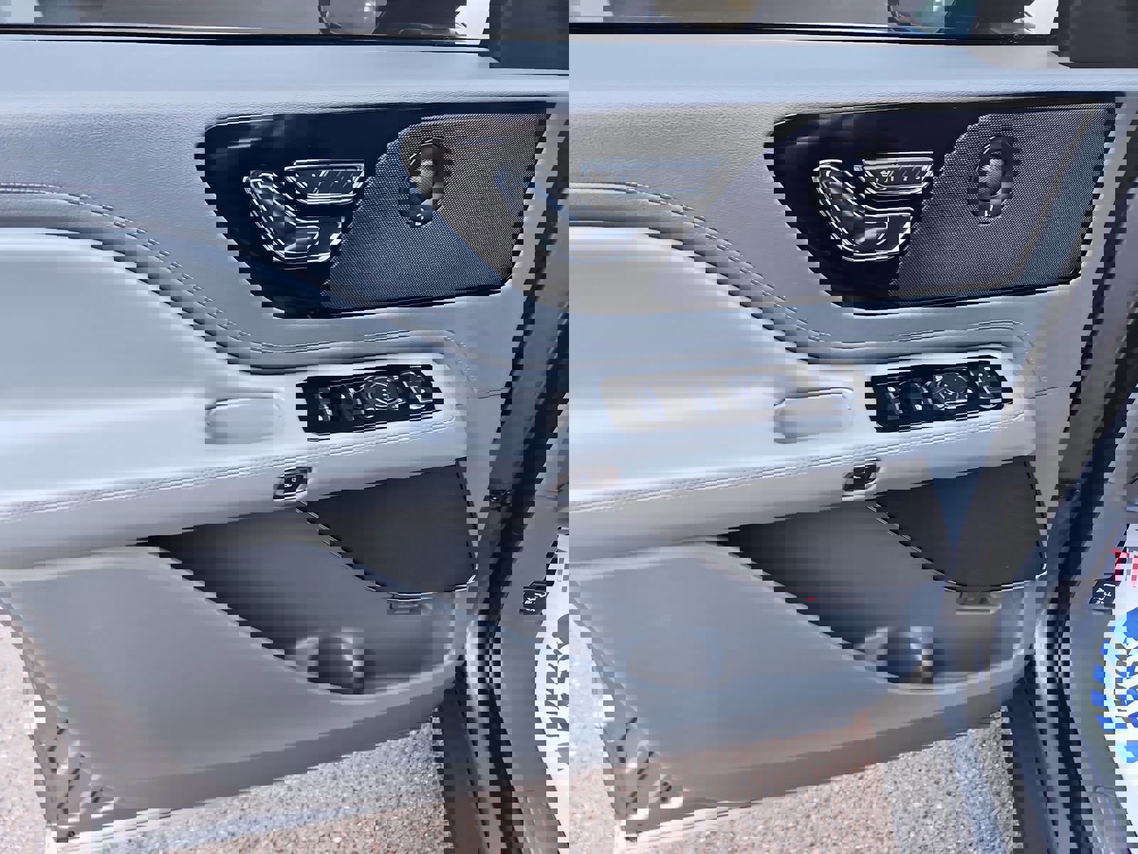 Used 2021 Lincoln Aviator Reserve w/ Equipment Group 201A image 12