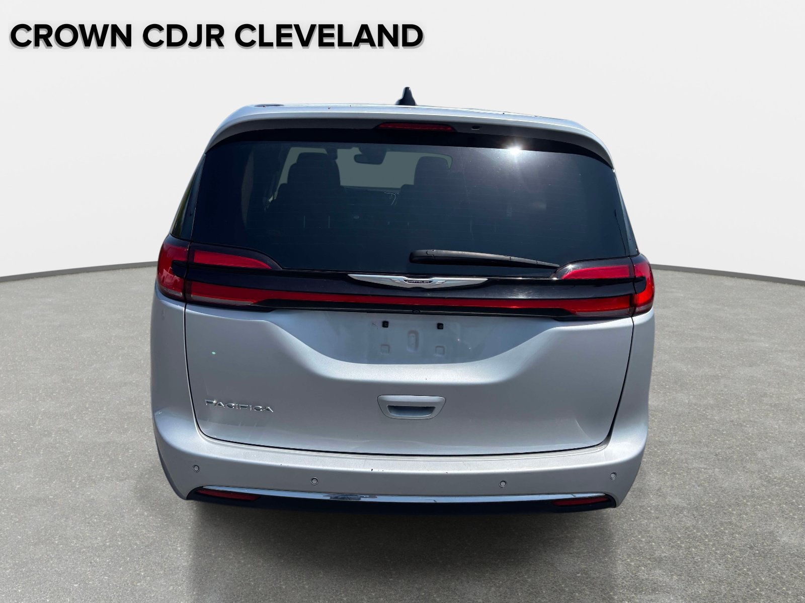 Used 2024 Chrysler Pacifica Touring-L FWD image 5